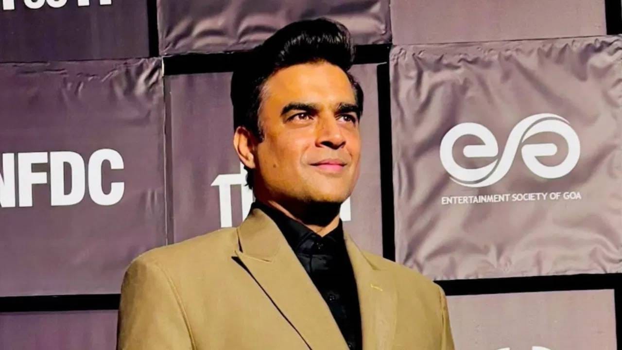 उत्तम अभिनेता असलेला आर माधवन इंजीनियर सुद्धा होता. अलीकडेच माधवन रणवीर सिंह आणि अक्षय खन्ना यांच्यासोबत 'धुरंधर' चित्रपटात दिसलेला. माधवनने कधी काळी ब्रिटिश रॉयल सैन्यातही काम केलय.    