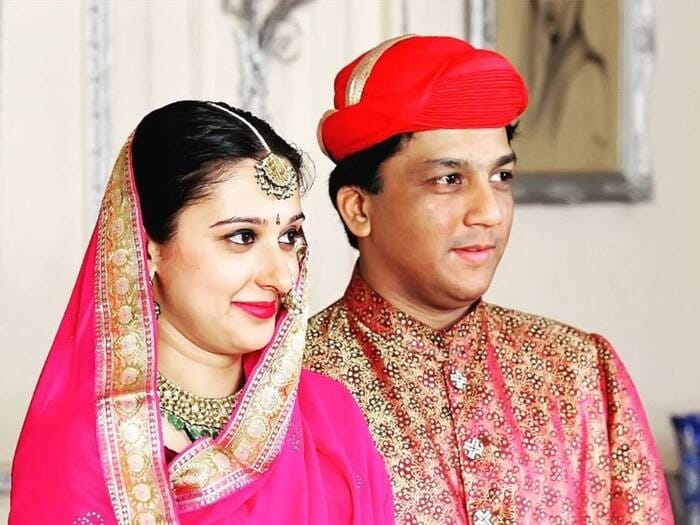 या भव्य राजवाड्यात 170 हून अधिक खोल्या, एक खाजगी गोल्फ कोर्स आणि शाही इतिहासाने भरलेले संग्रहालय आहे. या पॅलेसच्या तुलनेत मुकेश अंबानींचे अँटिलिया 48,780 चौरस फूट आहे, तर लक्ष्मी विलास पॅलेस अँटिलियाला देखील मागे टाकतो.