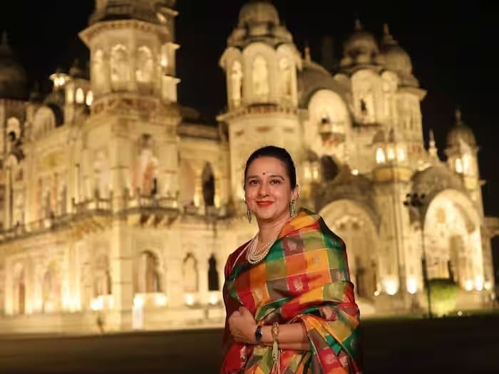 2012 मध्ये लक्ष्मी विलास पॅलेसमध्ये एका पारंपारिक समारंभात समरजीत सिंग गायकवाड यांना बडोद्याचा राजा म्हणून राज्याभिषेक करण्यात आला. या शाही दाम्पत्याला नारायणी आणि पद्मजा या दोन मुली आहेत.