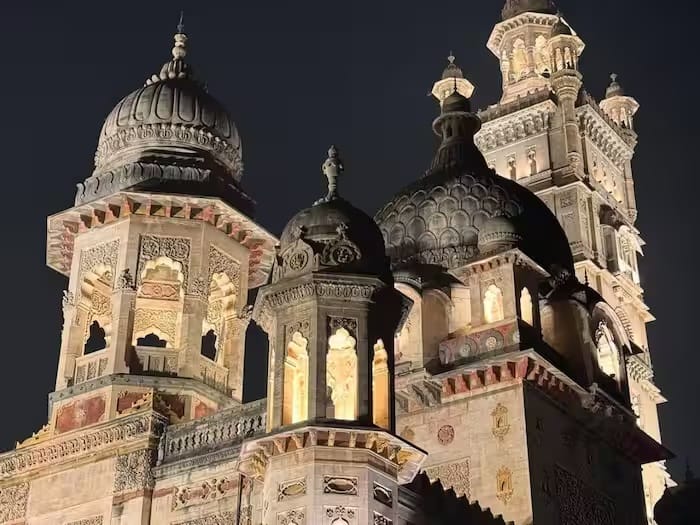 मिळालेल्या माहितीनुसार, राधिका राजे त्यांच्या कुटुंबासह लक्ष्मी विलास पॅलेसमध्ये राहतात, ज्याची किंमत 25 हजार कोटी आहे. हा पॅलेस ब्रिटनच्या किंग चार्ल्सच्या बकिंगहॅम पॅलेसपेक्षा चार पट मोठा आहे.