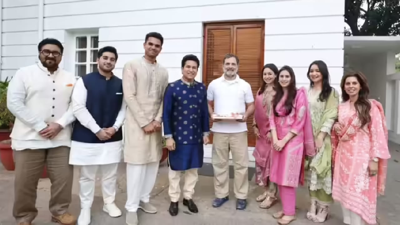 राहुल गांधी यांना पण सचिन तेंडुलकरने अर्जुन आणि सानिया यांच्या लग्नासाठी आमंत्रण दिले आहे. सचिन यांनी राहुल गांधी यांच्यासोबतचा फोटो एक्‍सवर शेअर करून त्यांचे आभार मानले आहे.