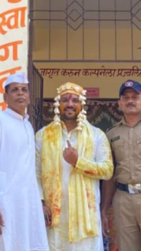 रायगडमध्ये नवरदेवाने बजावला मतदानाच हक्क.