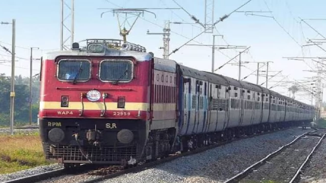 रेल्वेने रिझर्व्हेशन चार्ट तयार करण्याच्या वेळेत बदल केला आहे. आता ट्रेन सुटण्यापूर्वी किमान 10 तास आधी चार्ट तयार होणार आहे. याआधी ही मर्यादा 4 तास नंतर 8 तास होती.  यामुळे वेटिंग तिकीटधारकांना आधीच कळेल की तिकीट कन्फर्म झालं की नाही आणि प्रवासाचे पर्याय ठरवता येतील.