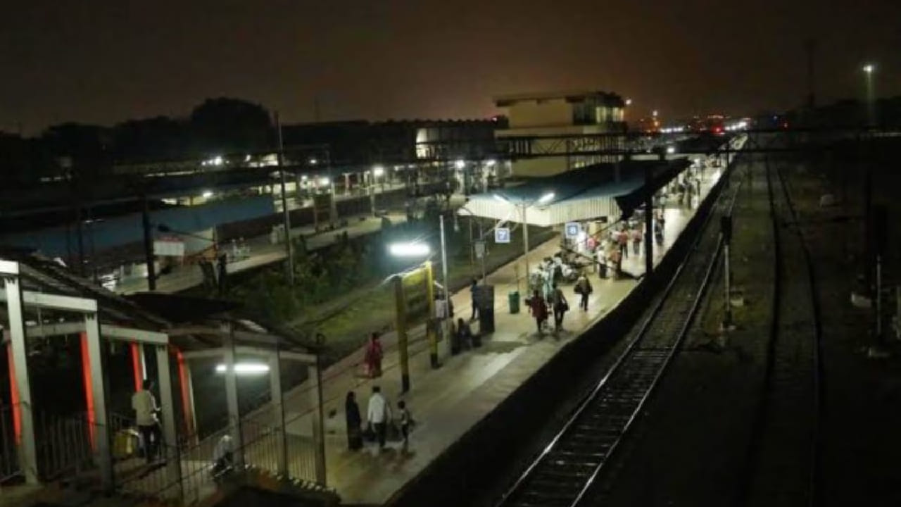 प्रत्यक्षात ताम्बरम स्टेशनवरील ही घटना पूर्णपणे तांत्रिक कारणांमुळे घडते. हे स्टेशन दोन वेगवेगळ्या पॉवर सब-स्टेशन्सच्यामध्ये असलेल्या ‘न्यूट्रल सेक्शन’ मध्ये येते. या न्यूट्रल सेक्शनमध्ये ओव्हरहेड इक्विपमेंट म्हणजेच ट्रेनला वीज पुरवणाऱ्या तारांमध्ये करंट नसतो.