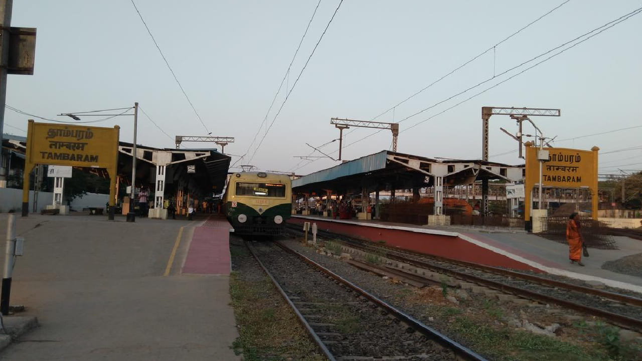 प्लॅटफॉर्मवर उभे असलेले प्रवासी अचानक अंधार पडलेला पाहून चकित होतात. अनेक जण याला गूढ घटना समजतात तर काही लोक यामागे तांत्रिक बिघाड किंवा विचित्र कारणे असल्याचं म्हणतात. 