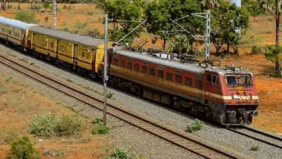 रेल्वे रूळांमध्ये फट का ठेवतात? प्लॅटफॉर्म रिकामं असताना ट्रेन मध्येच का थांबते? जाणून घ्या यामागचं खरं विज्ञान