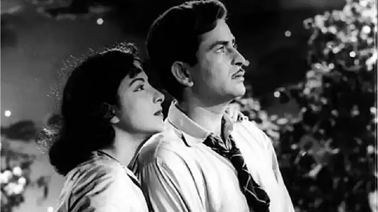 ऋषी कपूर यांनी आपल्या आत्मचरित्रात राज कपूर यांच्या प्रेमप्रकरणाबाबत स्पष्टपणे लिहिलं आहे. ते म्हणतात, 'तेसुद्धा प्रेमात होते. दुर्दैवाने त्या काळात, माझ्या आईव्यतिरिक्त दुसऱ्याच एका व्यक्तीवर. ती त्यांची गर्लफ्रेंड त्यांच्या काही सर्वात मोठ्या हिट चित्रपटांची नायिका होती. 