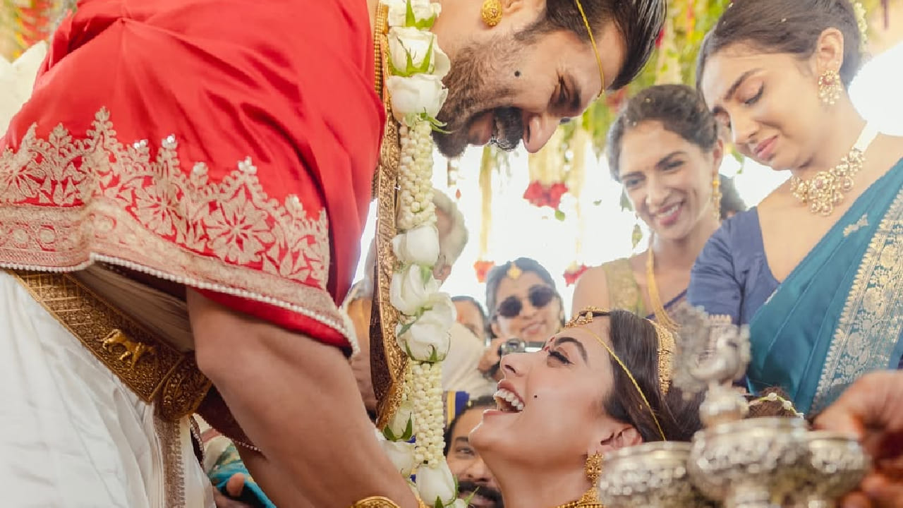 रश्मिका आणि विजय या जोडीला प्रेक्षकांनी नेहमीच पसंती दिली आहे. पडद्यावरची त्यांची केमिस्ट्री प्रेक्षकांना भावली होती आणि आता हीच जोडी खऱ्या आयुष्यात एकत्र आल्याने चाहत्यांमध्ये आनंदाचे वातावरण आहे.