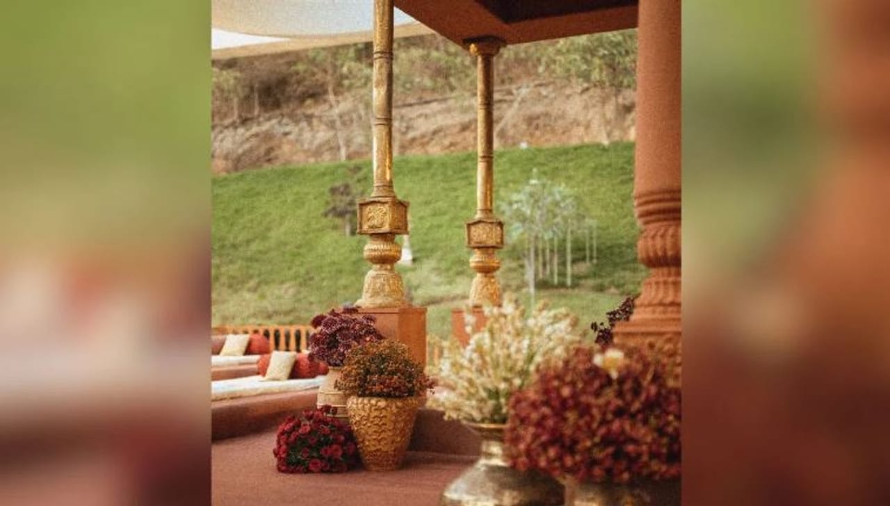 अभिनेता विजय देवरकोंडा आणि अभिनेत्री रश्मिका मंदाना हे विवाहबंधनात अडकले आहेत. त्यांचे लग्न अगदी शाही थाटात झाले आहे. विवाहबंधनात अडकल्यानंतर या सोहळ्याचे काही फोटो सोशल मीडियावर व्हायरल झाले आहेत. Photo Credit: rvreventzdesign