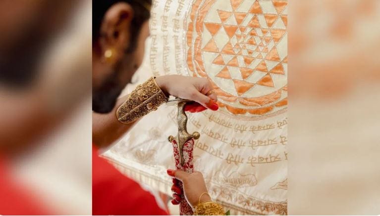 रश्मिका-विजय यांना आपल्या लग्नाच्या माध्यमातून देशाच्या समृद्ध वारशाचे दर्शन घडवून आणायचे होते. त्यांच्या विवाह सोहळ्याची थीम द पिरिऑडिक इरा अशी ठेवण्यात आली होती. या थीमनुसार विजय देवरकोंडा याच्या हातात एक तलवार असल्याचे दिसत आहे. Photo Credit: rvreventzdesign