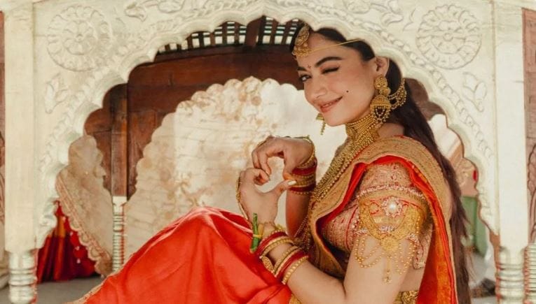 विशेष म्हणजे या विवाहाप्रसंगी परिसरात हत्ती, मानवी मूर्ती ठेवण्यात आल्या होत्या. रश्मिकाला बसण्यासाठी डोलीदेखील होती. ती डोलीत बसल्याचे काही फोटोही समोर आले आहेत. लग्न झाल्यानंतर हे कपल घरी परतले आहे. परंतु अजूनही त्यांच्या लग्नाची चर्चा थांबलेली नाही. Photo Credit: rvreventzdesign