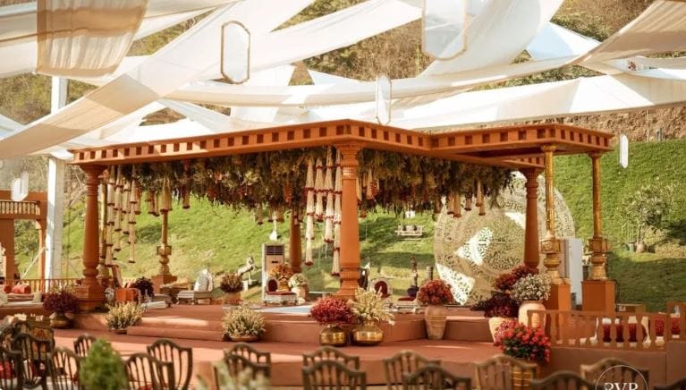 या तलवारीवर असलेले नक्षीकामही खूपच आकर्षक आहे. लग्नाच्या या ठिकाणी सुशोभीकरणासाठी खूप गर्दी न करता पांढरा आणि लाल रंगाच्या वस्तूंनी विवाहस्थळ चांगले संजवण्यात आले होते. विवाहस्थळ निसर्गासोबत कसे एकरुप होईल हा विचार लक्षात ठेवूनच सुशोभीकरण करण्यात आले होते. Photo Credit: rvreventzdesign