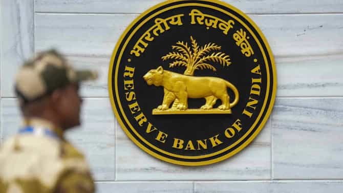 पोरांनो आळस झटका, RBI मध्ये नोकरीची संधी, पदवीवर सरकारी जॉब, इथे A टू Z माहिती वाचा