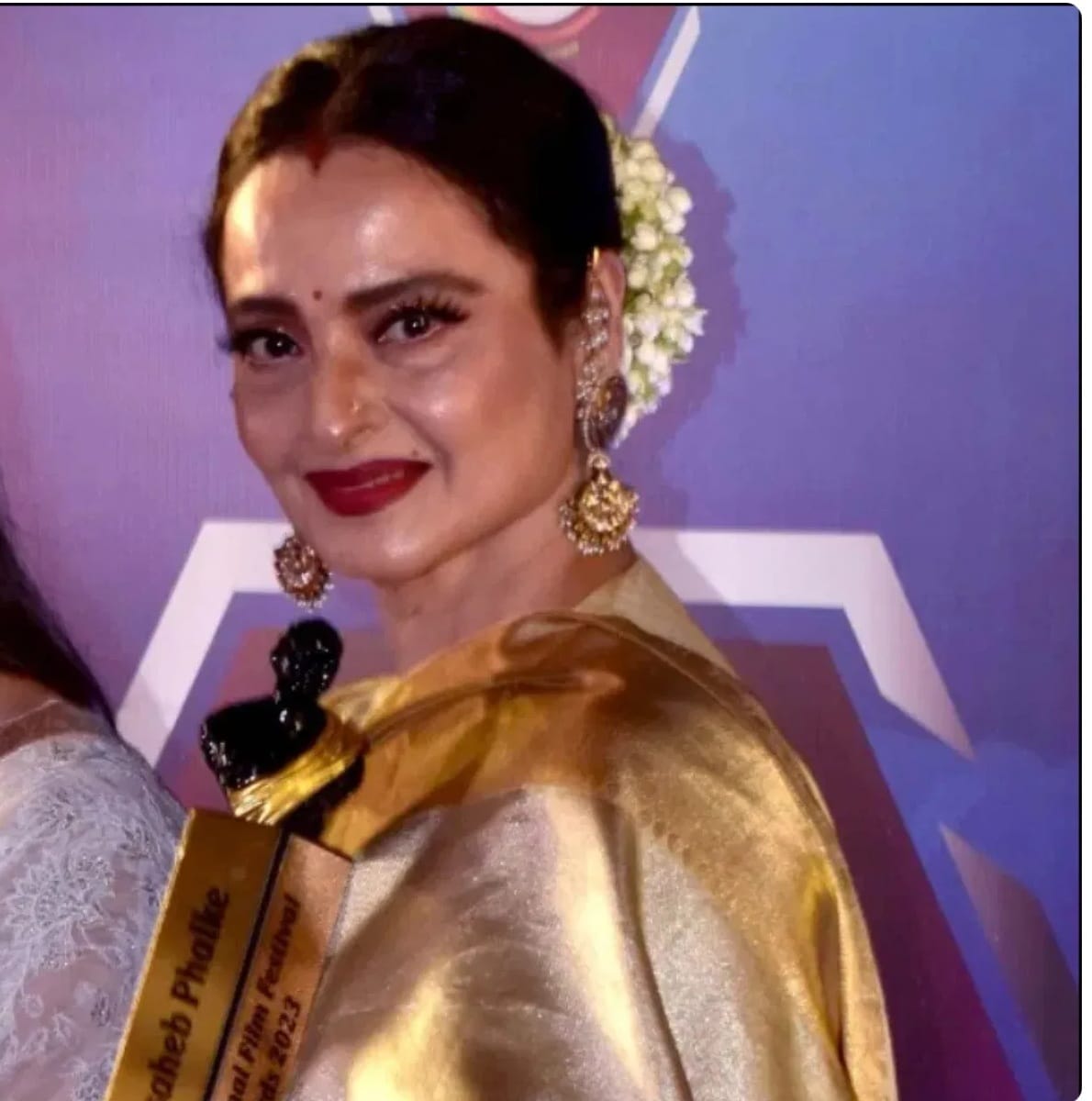  रेखा - सौदर्यवती रेखा हीने अभिनयात जी कमाल केली आहे ती अजून प्रेक्षक विसरलेले नाहीत. मात्र आता ७१ वयाची झाली असतानाही रेखा एकटीच आहे. रेखाने अनेक विवाह केले होते.अमिताभ बच्चन आणि  विनोद मेहरा यांच्याबरोबरचे त्यांचे संबंधही गाजले. मात्र आज त्या एकट्या जीवन जगत आहेत. 