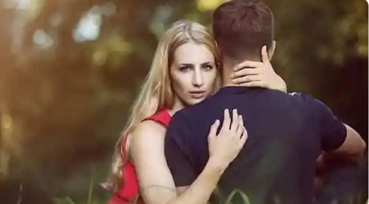 आजकाल प्रेमात पडताना खूप काळजी घ्यावी लागते. एखाद्याच्या प्रेमात पडल्यानंतर संबंधित व्यक्ती खूपच चिडखोर, मारझोड करणारी, आक्रमक असल्याचे समजते. त्यामुळे नात्यात अडकल्यानंतर त्यातून बाहेर पडणे खूपच जिकरीचे होऊन जाते. त्यामुळे नात्याच्या गुंत्यात अडकण्याआधीच एखादी व्यक्ती आपल्यासाठी योग्य नाही हे समजणे खूपच करजेचे आहे. 