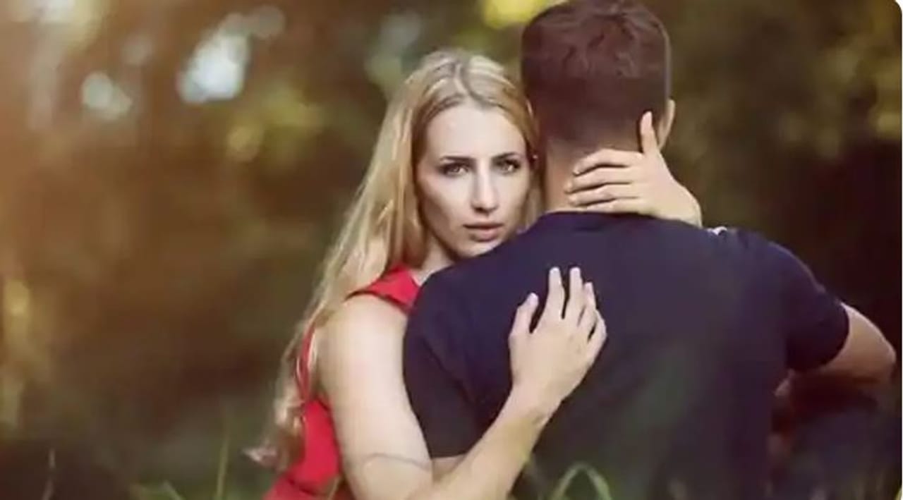 आजकाल प्रेमात पडताना खूप काळजी घ्यावी लागते. एखाद्याच्या प्रेमात पडल्यानंतर संबंधित व्यक्ती खूपच चिडखोर, मारझोड करणारी, आक्रमक असल्याचे समजते. त्यामुळे नात्यात अडकल्यानंतर त्यातून बाहेर पडणे खूपच जिकरीचे होऊन जाते. त्यामुळे नात्याच्या गुंत्यात अडकण्याआधीच एखादी व्यक्ती आपल्यासाठी योग्य नाही हे समजणे खूपच करजेचे आहे. 