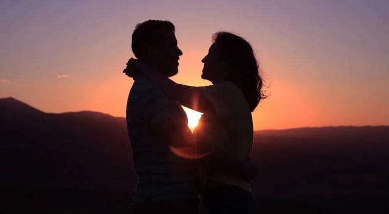 तुमच्या पार्टनच्या वाईट सवयीबद्दल तुम्ही तुमच्या मित्राला मोकळेपणाने सांगू शकत नसाल तर समजून जा की हा नात्यातील खूप मोठा रेड फ्लॅग आहे. मी माझ्या मित्राला किंवा मैत्रिणीला जोडीदाराची वाईट सवय सांगितली तर माझा जोडीदार नाराज होईल, असे वाटत असेल तर तुमच्या नात्यात विश्वासाची कमतरता आहे, असे समजावे. हा एक मोठा रेड फ्लॅग आहे. 