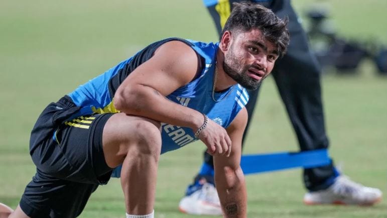 टी-20 विश्वचषक स्पर्धेत भारताचा संघ सध्या संकटात सापडला आहे. कारण भारताला सेमी फायलनमध्ये पोहोचण्यासाठी अनेक समीकरणं जुळून येणं गरजेचं आहे. भारताच्या काही खेळाडूंनी चांगली कामगिरी न केल्याने भारतीय संघावर अशी वेळ आली आहे. याच कारणामुळे भारतीय संघातील काही खेळाडूंच्या कामगिरीवर प्रश्नचिन्ह उपस्थित केले जात आहेत. 