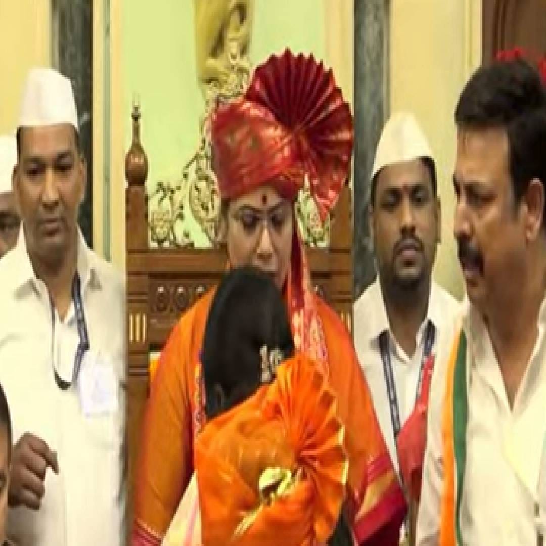 भाजपच्या नगरसेविका रितू तावडे यांनी आज महापौरपदाचा पदभार संभाळला. 44 वर्षानंतर मुंबई महापालिकेत विराजमान होणाऱ्या त्या भाजपच्या दुसऱ्या महापौर आहेत. त्यांच्यासोबत एकनाथ शिंदे यांच्या शिवसेनेच्या संजय घाडी यांनी उपमहापौरपदाची शपथ घेतली. 