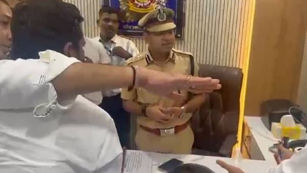 शरद पवार राष्ट्रवादी काँग्रेस पक्षाचे आमदार रोहित पवार आज दक्षिण मुंबतील मरीन ड्राइव्ह पोलीस स्टेशनमध्ये गेले होते. अजित पवार विमान अपघात प्रकरणात डीजीसीए विरोधात तक्रार नोंदवण्यासाठी ते तिथे दोन्ही राष्ट्रवादीच्या पदाधिकाऱ्यांसमवेत गेले होते.