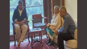 रोहित पवारांनी घेतली मृत को-पायलट शांभवी पाठक यांच्या कुटुंबाची भेट