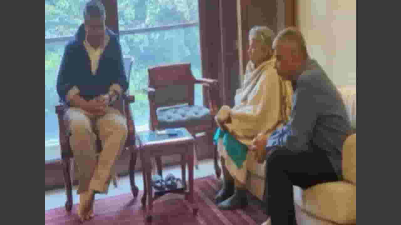 रोहित पवारांनी घेतली मृत को-पायलट शांभवी पाठक यांच्या कुटुंबाची भेट