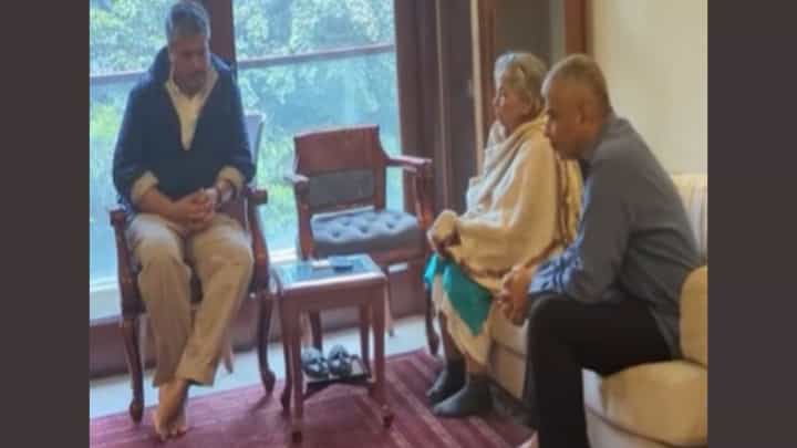 रोहित पवारांनी घेतली मृत को-पायलट शांभवी पाठक यांच्या कुटुंबाची भेट रोहित पवारांनी घेतली मृत को-पायलट शांभवी पाठक यांच्या कुटुंबाची भेट