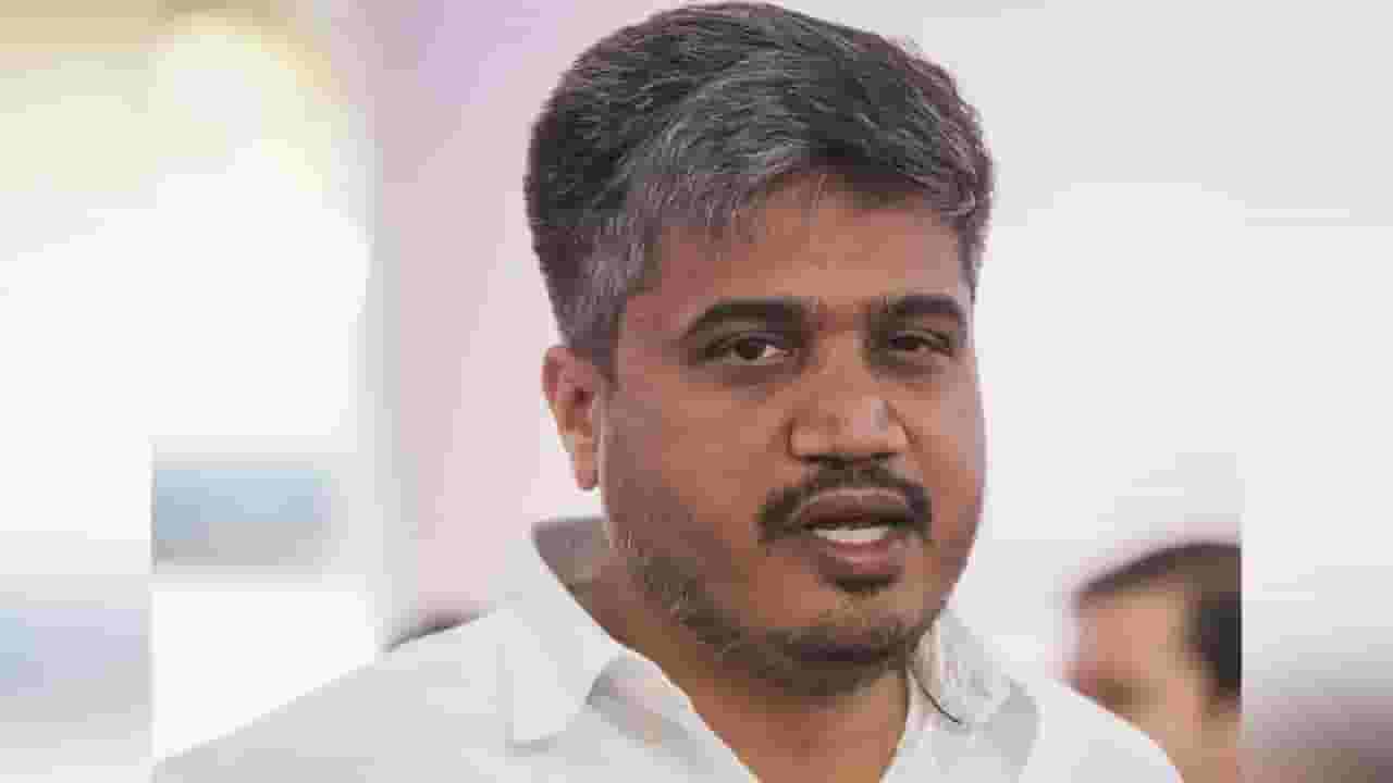 सुप्रीम कोर्टाने रोहित पवार यांना सुनावलं! काय आहे कारण? सुप्रीम कोर्टाने रोहित पवार यांना सुनावलं! काय आहे कारण?