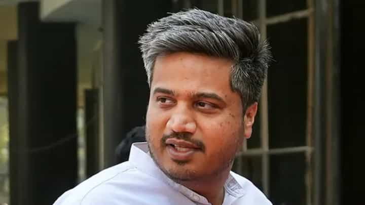 आजचं राजकारण किळसवाणं, घृणास्पद झालंय! रोहित पवारांनी व्यक्त केली खंत आजचं राजकारण किळसवाणं, घृणास्पद झालंय! रोहित पवारांनी व्यक्त केली खंत