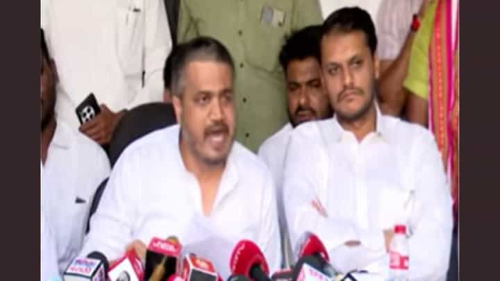 मुंबईसह बारामतीतही पोलिसांवर दबाव? रोहित पवारांचा खळबळजनक दावा मुंबईसह बारामतीतही पोलिसांवर दबाव? रोहित पवारांचा खळबळजनक दावा