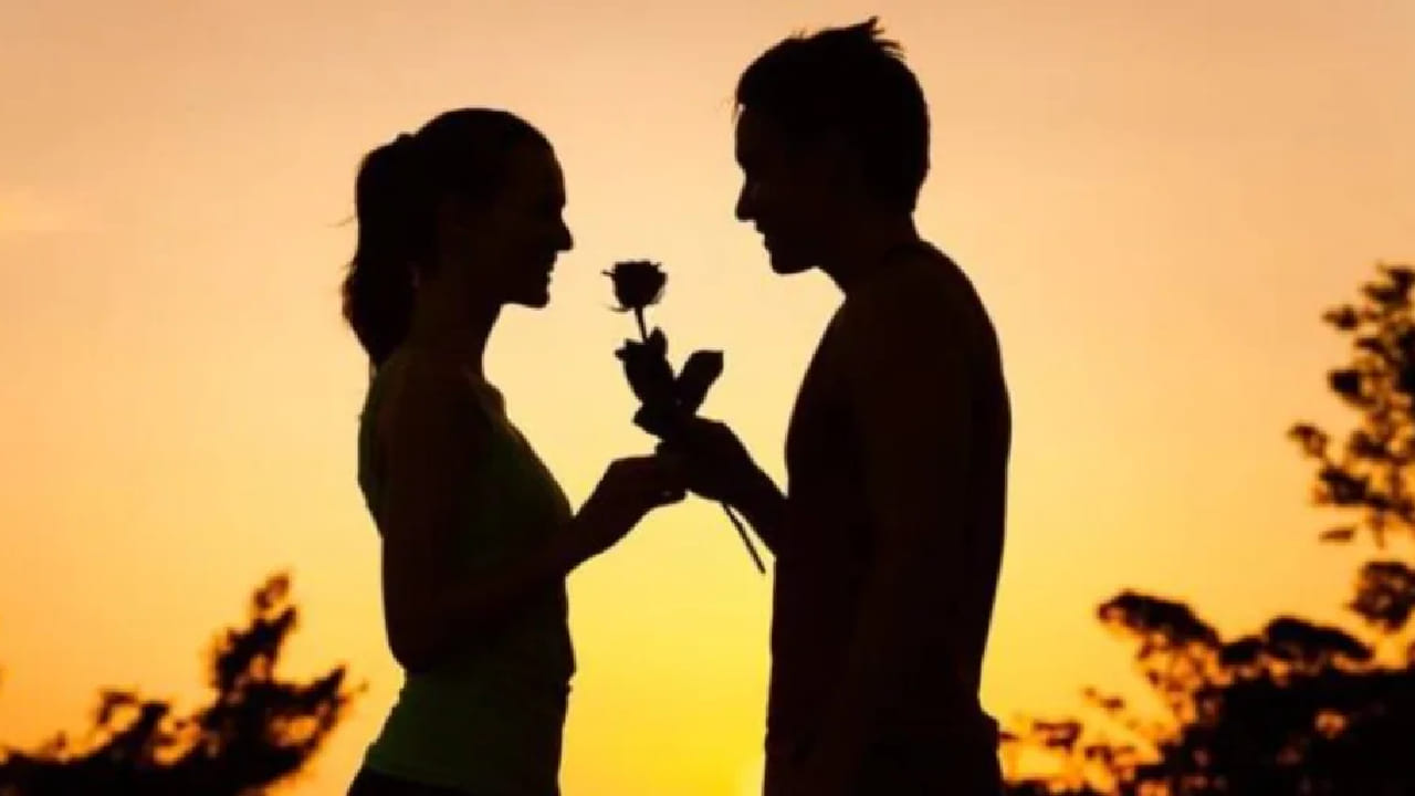 हा गुलाब देतोय तुला आयुष्यभरासाठी, माझं हृदय, माझं प्रेम, फक्त तुझ्यासाठी.