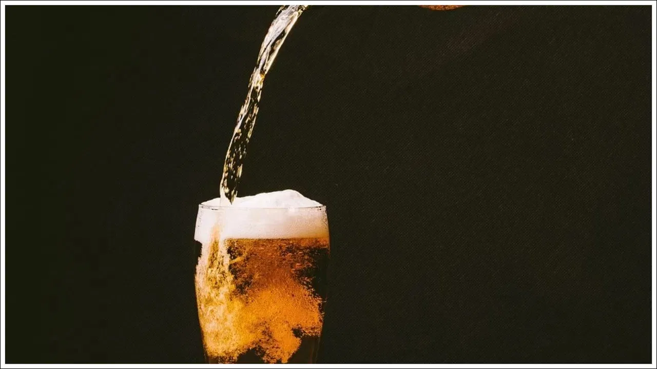 पूर्वी लोक दारू पिण्याकडे दुर्लक्ष करत असत. पण काळानुसार मानसिकता आणि धारणाही बदलली आहे. आजकाल दारू पिणे हा गुन्हा नाही. तो ट्रेंड आहे. बरेच लोक दारू पिऊन स्वतःला कूल सिद्ध करतात. 