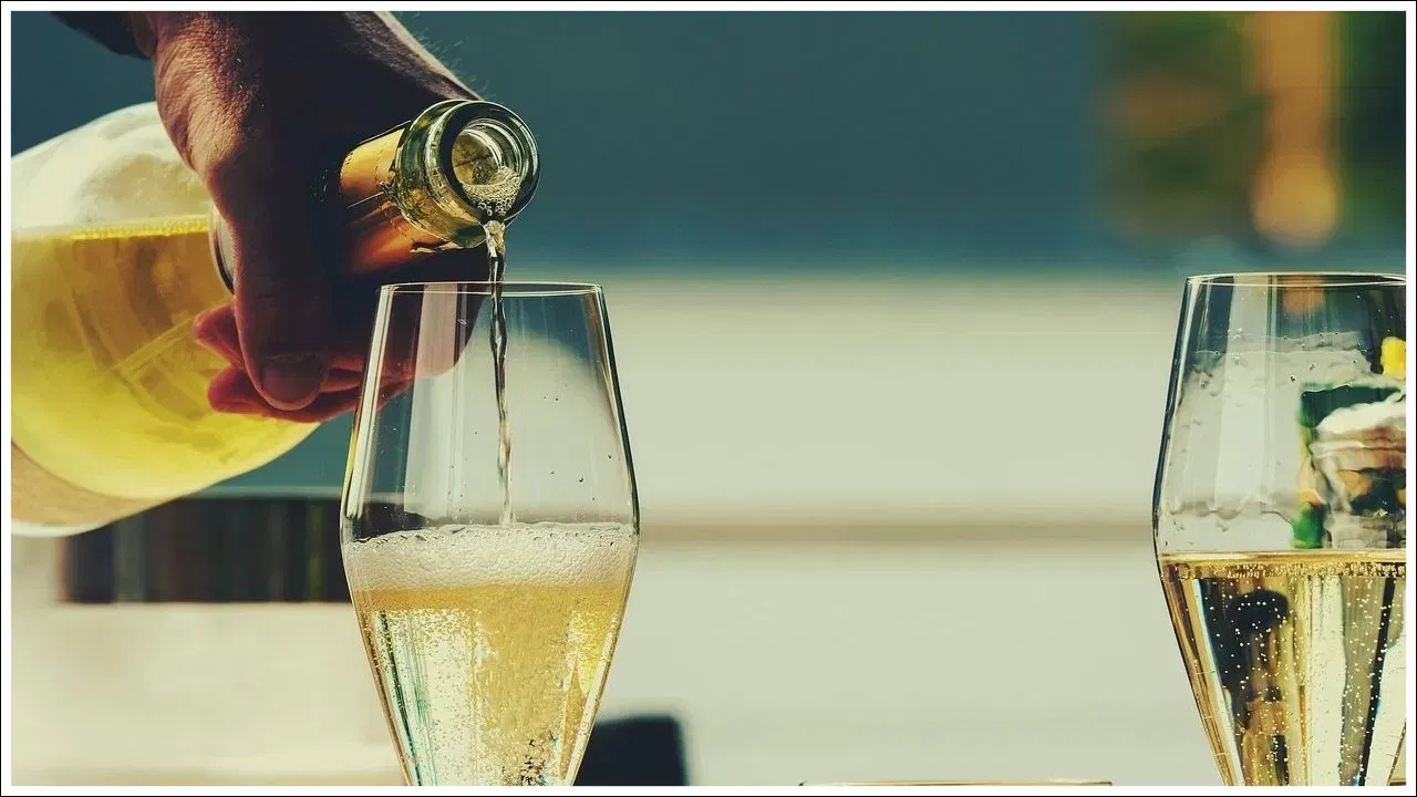 बिहार आणि गुजरात ही कोरडी राज्ये आहेत. म्हणजेच येथे दारू पिण्यास मनाई आहे. म्हणून, दारू ठेवणे देखील प्रतिबंधित आहे. तसेच, इतर राज्ये दारू पिण्यास मनाई करत नाहीत. परदेशी दारूच्या बाबतीत (आयात, उत्पादन), दीड लिटर दारू कायदेशीररित्या घरी ठेवता येते. २ लिटर वाइन आणि ६ लिटरपर्यंत बिअर साठवता येते.