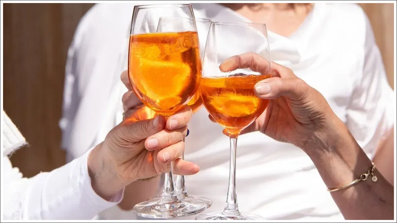 राज्यात साठवलेल्या दारूमध्येही फरक आहे. उदाहरणार्थ, दिल्लीमध्ये तुम्ही घरी १८ लिटर दारू ठेवू शकता. रम, व्हिस्की, वोडका सारखे हार्ड ड्रिंक्स ९ लिटरपर्यंत ठेवता येतात. परंतु जर तुम्हाला दिल्लीहून इतर कोणत्याही राज्यात दारू घेऊन जायचे असेल तर तुम्ही जास्तीत जास्त १ लिटर दारू घेऊ शकता.