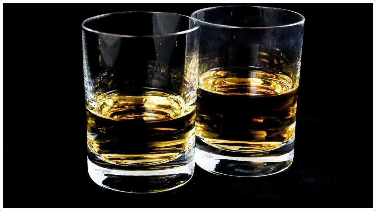 पंजाबी लोकांना दारू पिण्याची आवड आहे. हे सर्वांनाच माहिती आहे. म्हणूनच पंजाबमध्ये दारू बाळगण्याच्या नियमांमध्ये शिथिलता आहे. पंजाबमध्ये तुम्ही भारतात बनवलेल्या परदेशी दारूच्या दोन बाटल्या घरी ठेवू शकता. तुम्ही बिअरचा एक बॉक्स ठेवू शकता. तुम्ही देशी दारूच्या दोन बाटल्या देखील ठेवू शकता. हिमाचल प्रदेशात फवारणी पिण्यास कोणतीही अडचण नाही. येथे तुम्ही घरी जास्तीत जास्त ४८ बाटल्या बिअर ठेवू शकता. ३६ बाटल्या व्हिस्कीपर्यंत.