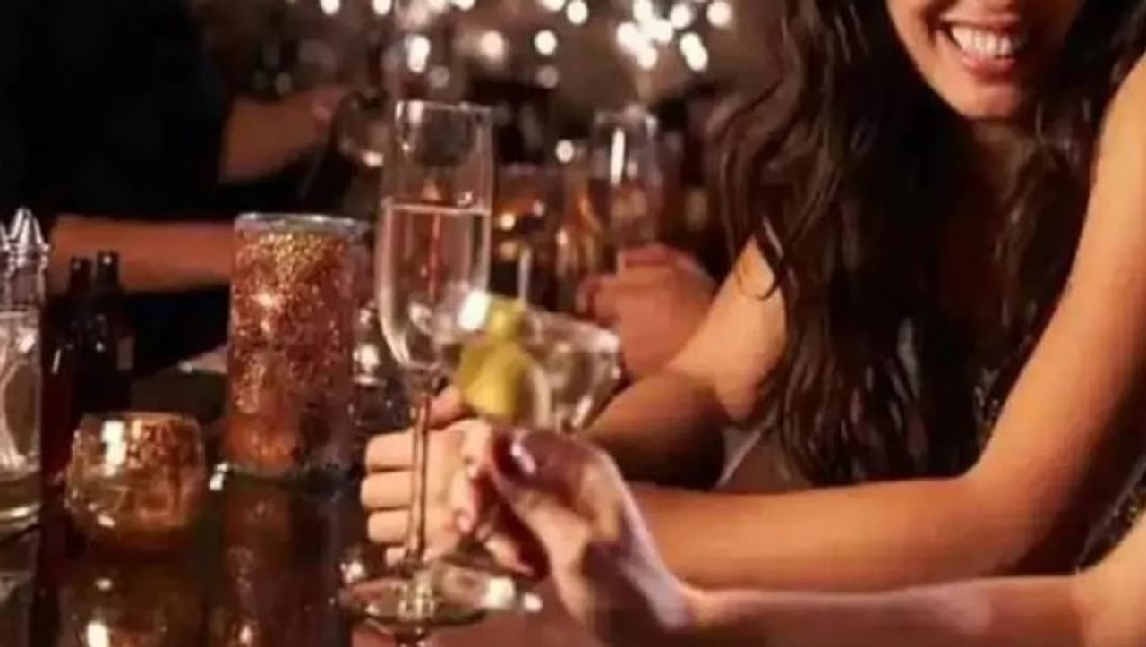 आजकाल अनेक लोकांना वाटते की रम या मद्याला हिवाळ्यात गरम पाण्यासोबत पिल्यास थंडी कमी होते. तसेच खोकला, सर्दीदेखील कमी होते. तसे दावे केले जातात. त्यामुळे आता गरम पाण्यासोबत रम पिल्याने खरंच सर्दी, खोकला कमी होतो का, ते जाणून घेऊ या...