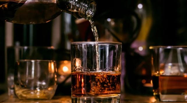 अनेक लोकांना वाटते की अल्कोहोल डिसइन्फेक्टंट आहे. त्यामुळे रमच्या माध्यमातू अल्कोहोल शरीरात गेल तर शरीरातील बॅक्टेरिया मरून जातात, असा दावा केला जातो. परंतु हा दावादेखील असत्य आहे. अल्कोहोल कधीकधी वस्तूंना डिसइन्फेक्टंट करण्यासाठी वापरले जाते. परंतु शरीरात ते डिसइन्फेक्टंट म्हणून काम कत नाही. 