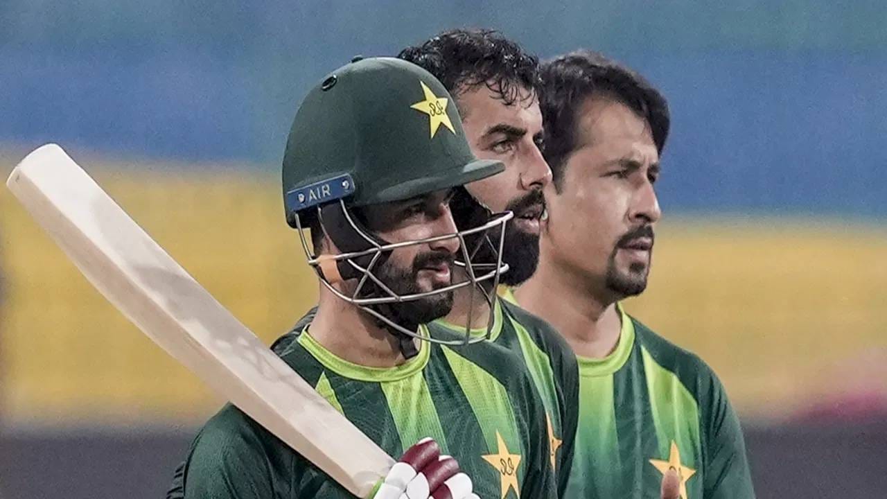 पाथुम निस्संका आणि युवराज सामरानंतरटी20 वर्ल्डकप 2026 स्पर्धेतील हे तिसरं शतक आहे. हे तिसरं शतक साहिबजादा फरहानच्या बॅटमधून आलं. यापूर्वी टी20 वर्ल्डकप स्पर्धेतील एका पर्वात कधीच तीन शतकं झाली नव्हती.  युवराज सामराने 110 आणि निस्संकाने ऑस्ट्रेलियाविरुद्ध नाबाद 100 धावा केल्या. (Photo- PTI)