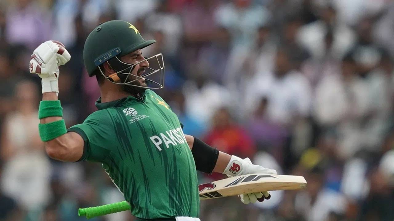 टी20 वर्ल्डकप 2026 स्पर्धेत नामिबियाविरुद्धच्या सामन्यात पाकिस्तानच्या साहिबजादा फरहानने नाबाद शतक ठोकलं. त्ायने 57 चेंडूत 100 धावा केल्या. यासह टी20 वर्ल्डकप स्पर्धेच्या इतिहासात पहिल्यांदाच असं काही घडलं. त्याची नोंद आता घेतली गेली आहे. (Photo- PTI)