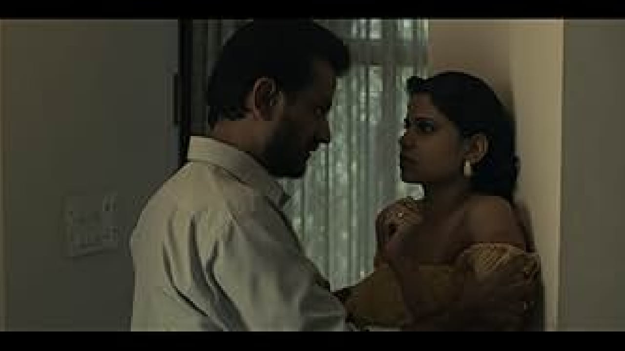 अभिनेत्री सई ताम्हणकर तिच्या बोल्ड आणि स्टायलिश प्रतिमेमुळे नेहमीच चर्चेत राहिली आहे. पुणे 52 या चित्रपटात तिचा आणि गिरीश कुलकर्णी यांचे काही बोल्ड आणि किसिंग सीन पाहायला मिळाले. 