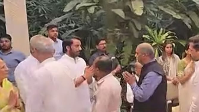 शरद पवारांनी घेतली सुनेत्रा पवार यांची भेट, पवार कुटुंबामध्ये चर्चा