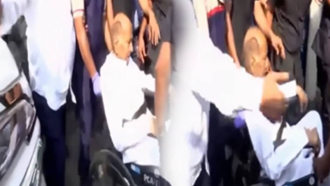 खासदार शरद पावर यांची तब्येत बिघडली आहे. त्यांना सर्दी, ताप, खोकल्याचा त्रास होत असल्याचे सांगितले जात आहे. ते बारामतीत मुक्कामी होते. परंतु प्रकृती बिघडल्यामुळे त्यांना पुण्यातील रुबी रुग्णालयात दाखल करण्यात आले आहे. 