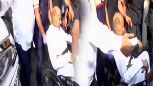 खासदार शरद पावर यांची तब्येत बिघडली आहे. त्यांना सर्दी, ताप, खोकल्याचा त्रास होत असल्याचे सांगितले जात आहे. ते बारामतीत मुक्कामी होते. परंतु प्रकृती बिघडल्यामुळे त्यांना पुण्यातील रुबी रुग्णालयात दाखल करण्यात आले आहे.