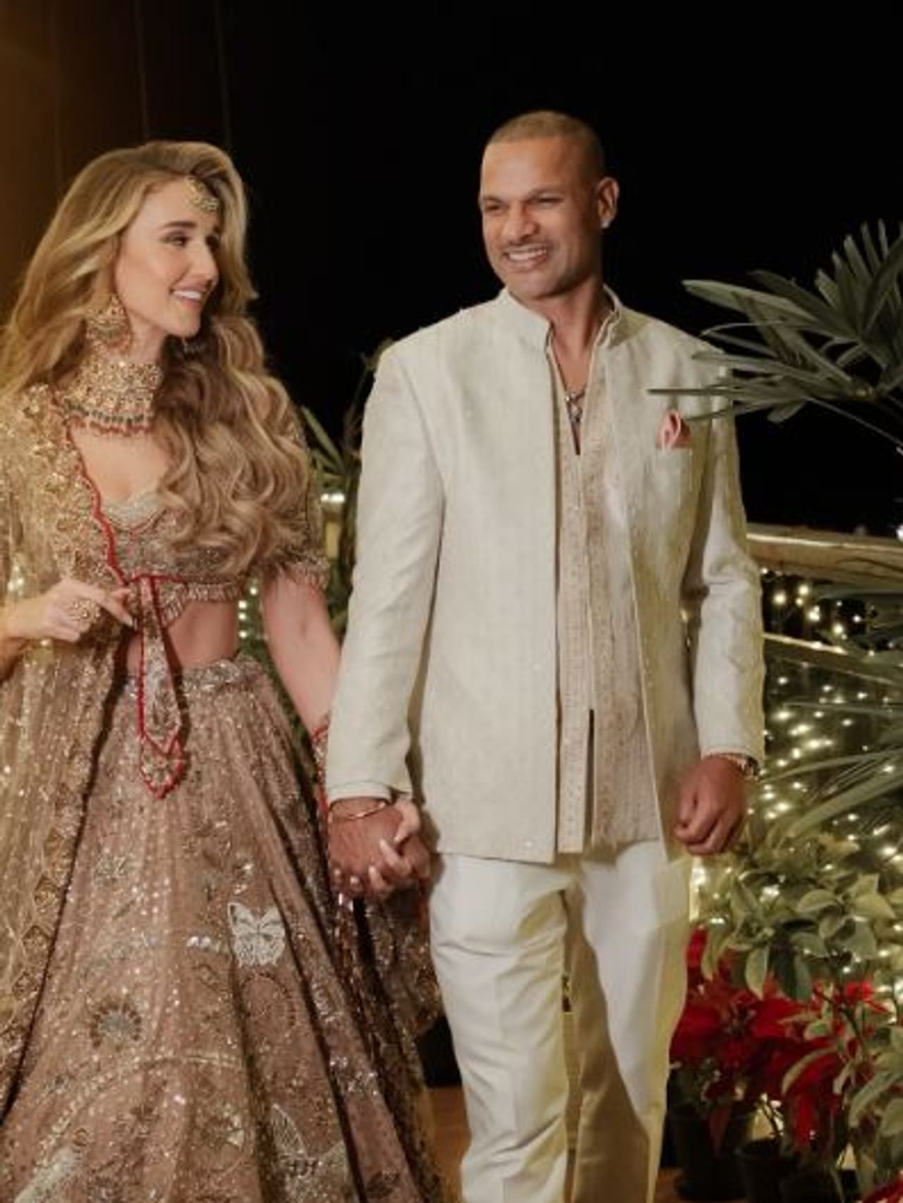 भारतीय क्रिकेट संघाचा माजी क्रिकेटपटू शिखर धवन याने वयाच्या 40 व्या वर्षी दुसऱ्यांदा लग्न केलं आहे. 21 फेब्रुवारी रोजी आपली गर्लफ्रेंड सोफी शाईन हिच्यासोबत शिखरने लग्नगाठ बांधली आहे.