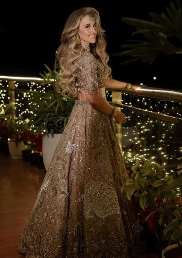 शिखर धवनच्या लग्नात क्रिकेटपटू युझवेंद्र चहल तसेच अन्य क्रिकेटरही सहभागी झाले. शिखर धवनची पत्नी सोफी शाईन नेमकी कोण आहे, ती काय करते हे जाणून घेऊ या...