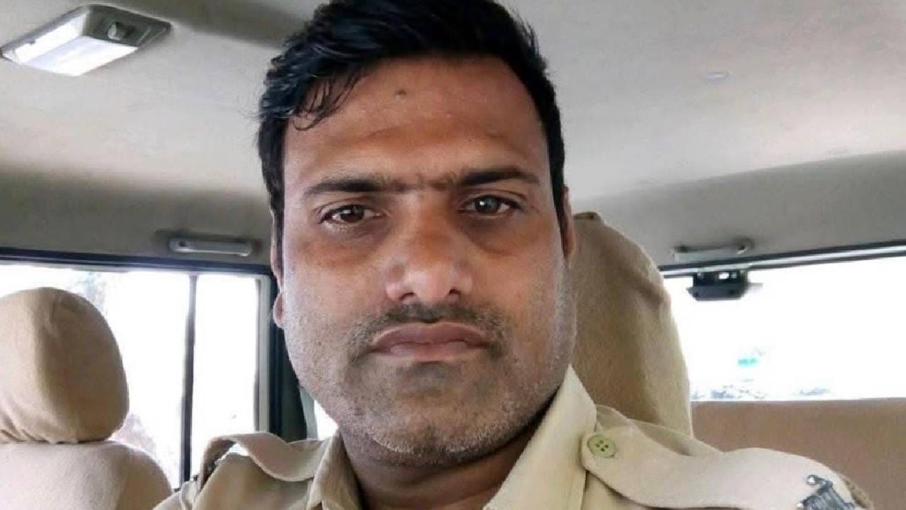 अंबाझरी तलावात पोलीस हेडकॉन्स्टेबलने उडी मारुन जीवन संपवल्याची धक्कादायक घटना उघडकीस आली आहे. शीलरत्न भीमराव बेलेकर असे मृताचे नाव असून ते प्रतापनगर पोलिस ठाणे येथे कार्यरत होते.