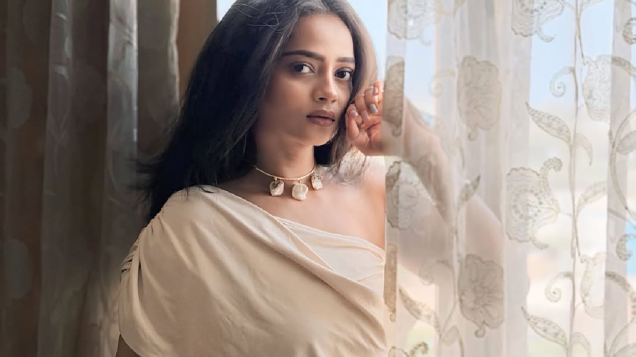  ती या लुकमध्ये खूपच सुंदर दिसत आहे. 