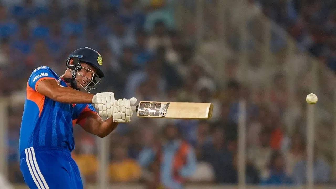 2026 टी20 वर्ल्ड कपने 2024  चा रेकॉर्ड मागे टाकलाय.  याआधी सर्वाधिक सिक्सचा वर्ल्ड रेकॉर्ड 2024 च्या वर्ल्ड कपमध्ये नोंदला गेलेला. 2024 टी20 वर्ल्ड कपमध्ये एकूण 517 सिक्स बसले होते. या टूर्नामेंटच्या इतिहासात पहिल्यांदा असं झालय की,  सलग दोन एडिशनमध्ये 500 सिक्सचा आकडा पार झालाय. (PHOTO CREDIT- PTI)