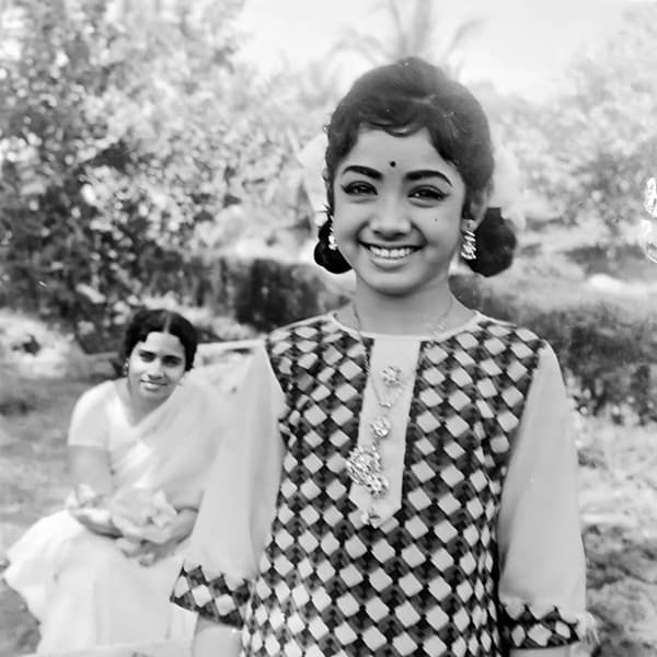 श्रीदेवी यांच्याबद्दल सांगायचं झालं तर, त्यांचा जन्म 13 ऑगस्ट 1963 मध्ये तामिळनाडू येखील छोट्या गावात झाला. त्यांच्या वडिलांचं नाव अय्यपन आणि आईचं नाव राजेश्वरी असं होतं... वयाच्या 6 व्या वर्षीच श्रीदेवी यांनी अभिनय करण्यास सुरुवात केली...