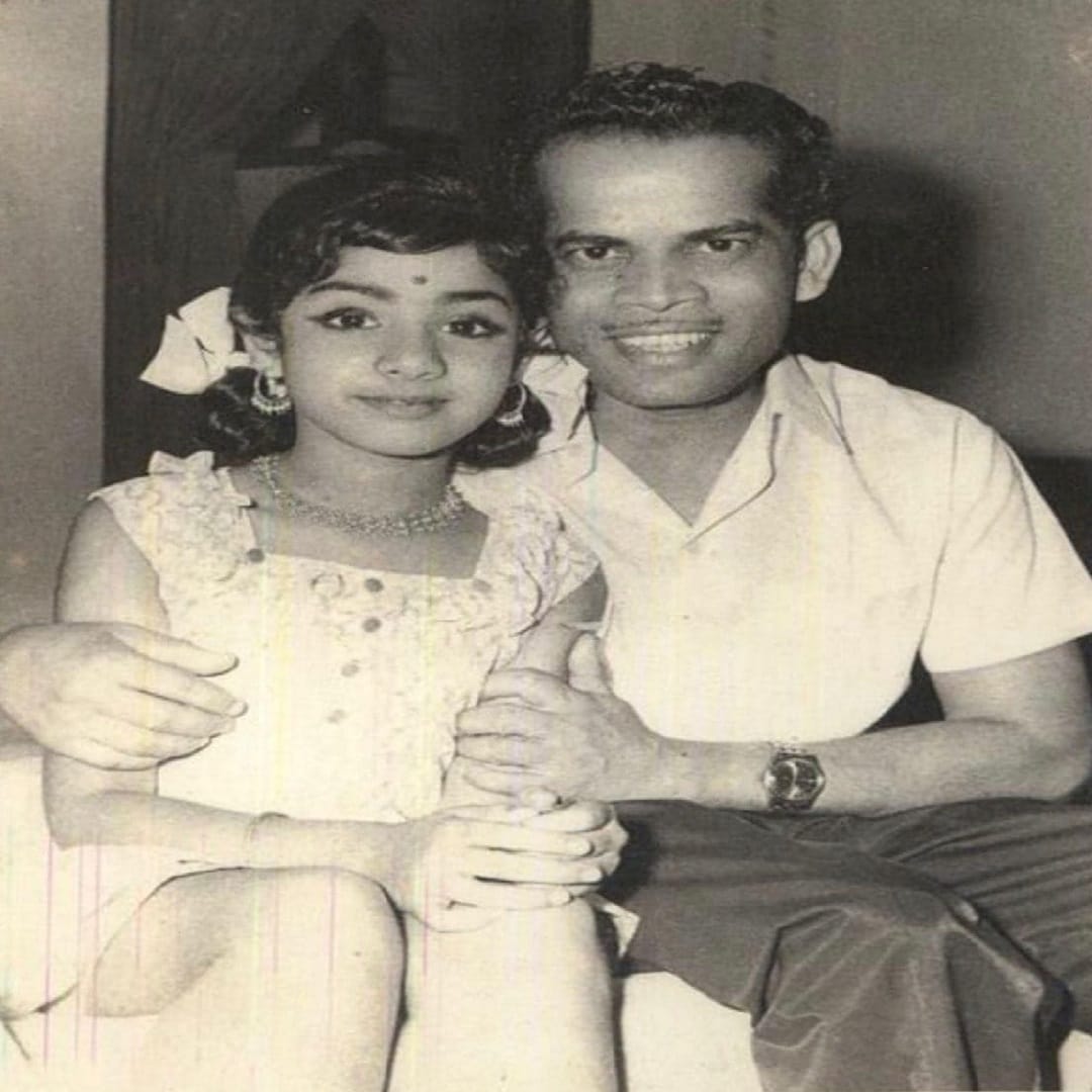  श्रीदेवी यांनी 1979 मध्ये प्रदर्शित झालेल्या 'सोलहवां सावन' सिनेमातून बॉलिवूडमध्ये पदार्पण केलं. पण त्यांना लोकप्रियता 'हिम्मतवाला' सिनेमातून मिळाली... श्रीदेवी यांनी आपल्या अभिनयाने आणि डान्सने चाहत्यांच्या मनावर राज्य केलं.. 